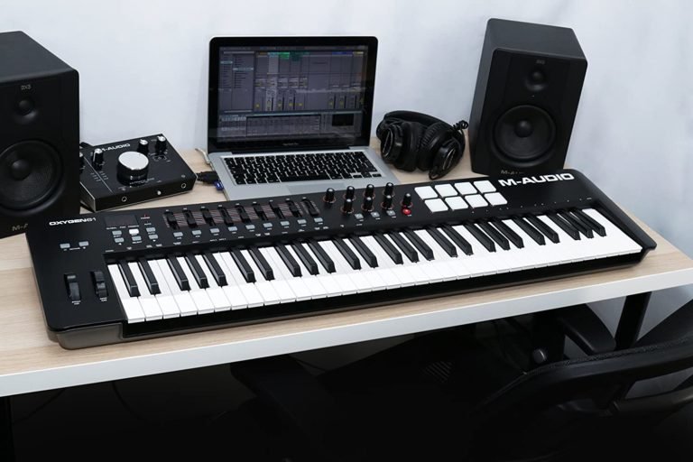 RECOMENDADO: M-Audio Oxygen 61 IV – Teclado Controlador MIDI USB con 61 teclas y Pads Sensibles a la intensidad