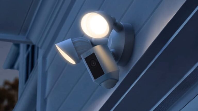 Cámara más reflector sonando por la noche.