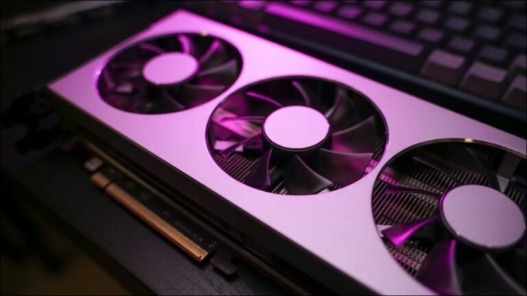 GPU en iluminación rosa.