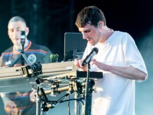 Fred de nuevo... revela que el sonido del bajo en Jungle proviene de un cable deshonesto