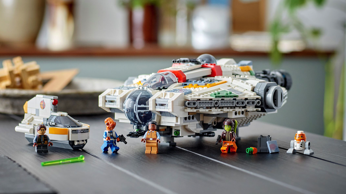 LEGO Ghost Ship 2023 y las minifiguras de la serie Phantom plus Ahsoka.