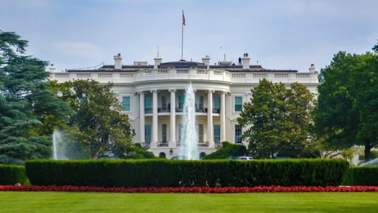 La Casa Blanca asegura compromisos voluntarios de seguridad de IA de Amazon, Google, Meta, Microsoft, OpenAI