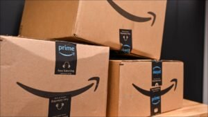 Paquetes de Amazon apilados en una mesa de trabajo