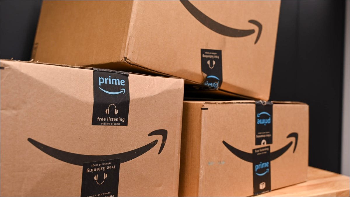 Paquetes de Amazon apilados en una mesa de trabajo