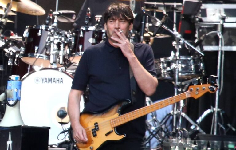 Mira a Alex James de Blur tocar 'Vinaloo' en el estadio de Wembley