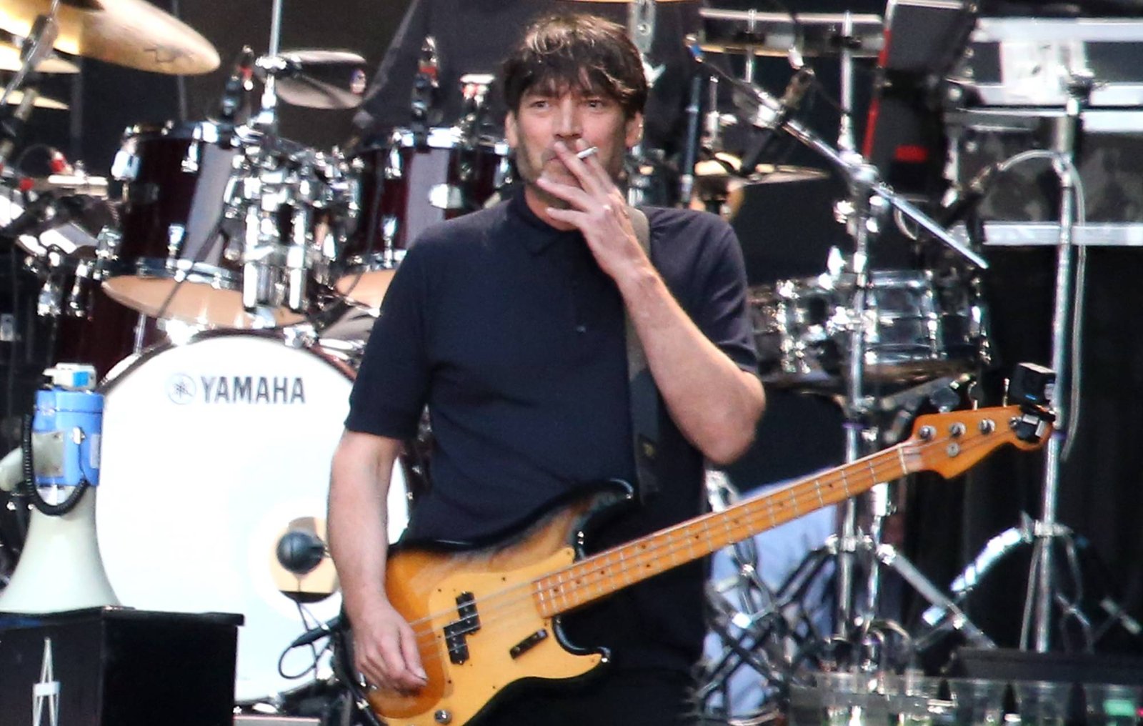 Mira a Alex James de Blur tocar 'Vinaloo' en el estadio de Wembley