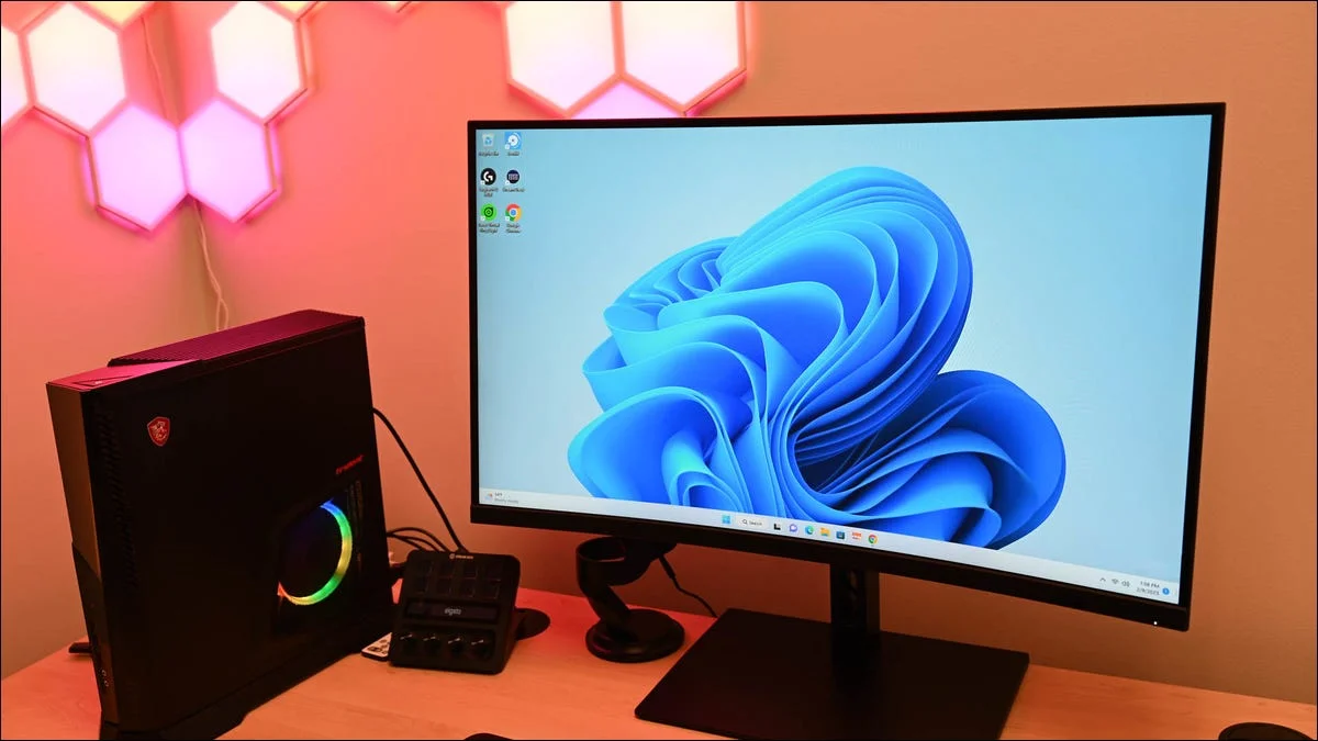 PC con Windows 11 con iluminación RGB de fondo.