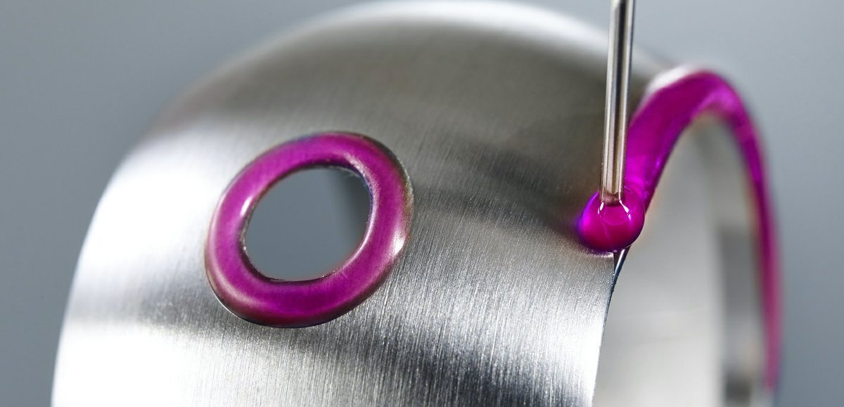 Uso de materiales de enmascaramiento curables por UV en la fabricación de implantes ortopédicos.